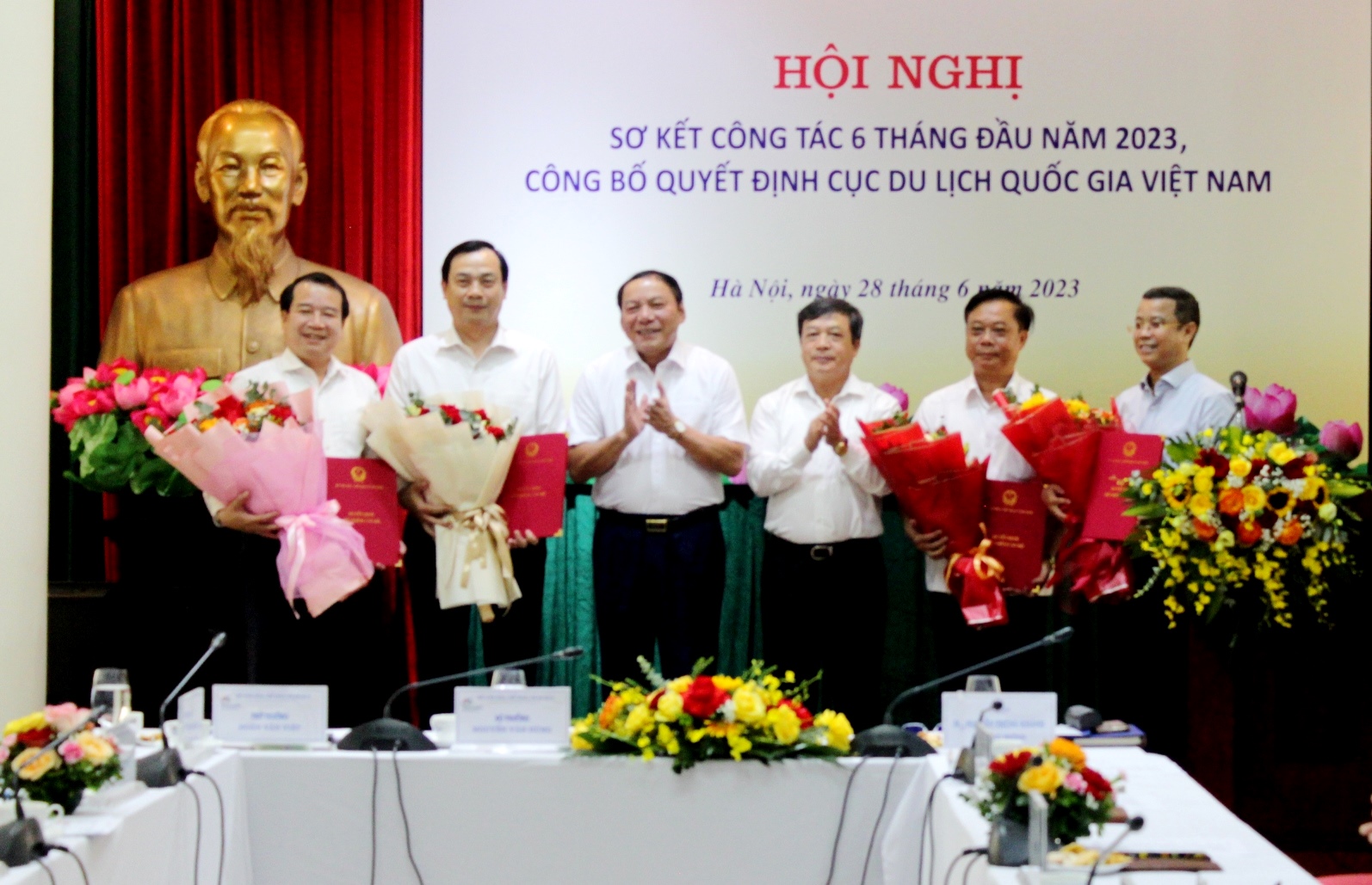  Lãnh đạo Bộ Văn hóa, Thể thao và Du lịch trao Quyết định bổ nhiệm lãnh đạo Cục Du lịch quốc gia Việt Nam
